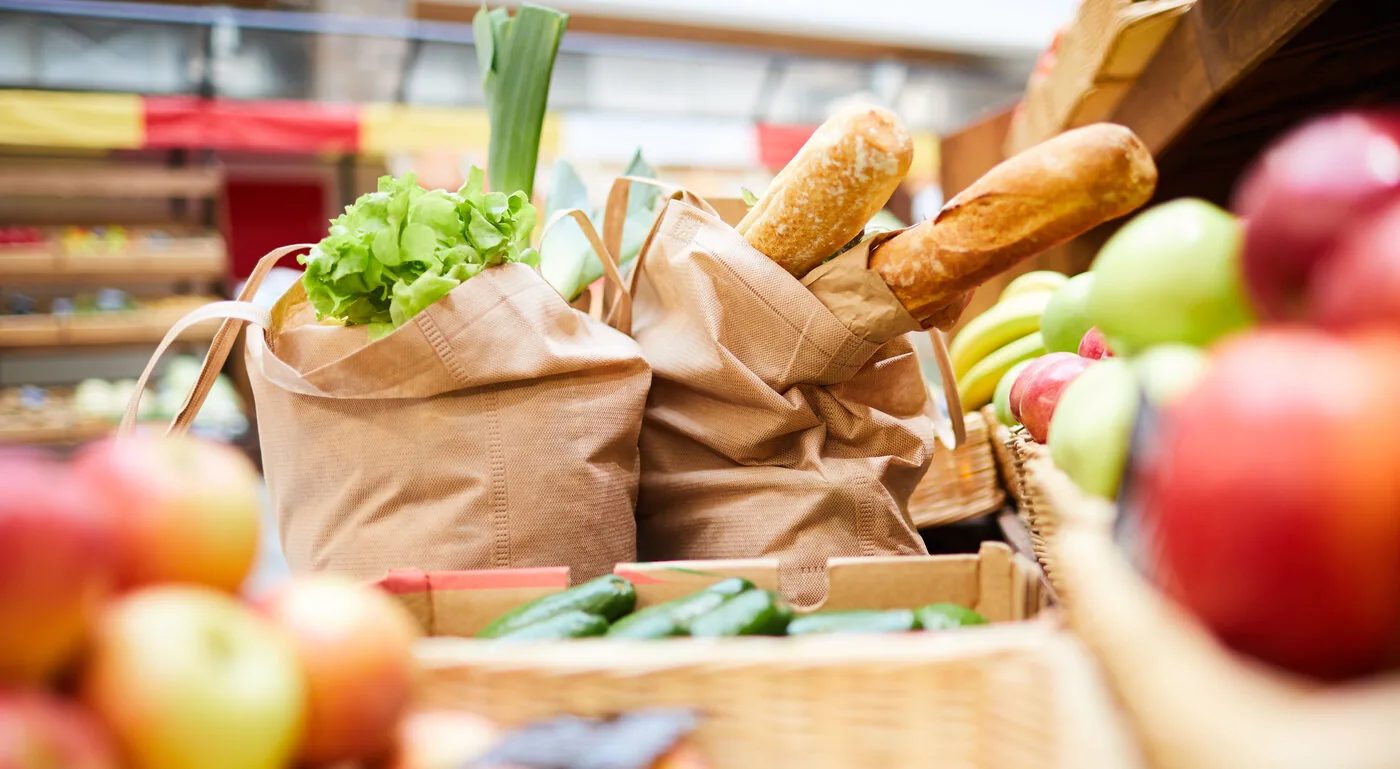 Gefüllte Körbe mit frischen Lebensmitteln für die Ausgabe durch eine Tafel